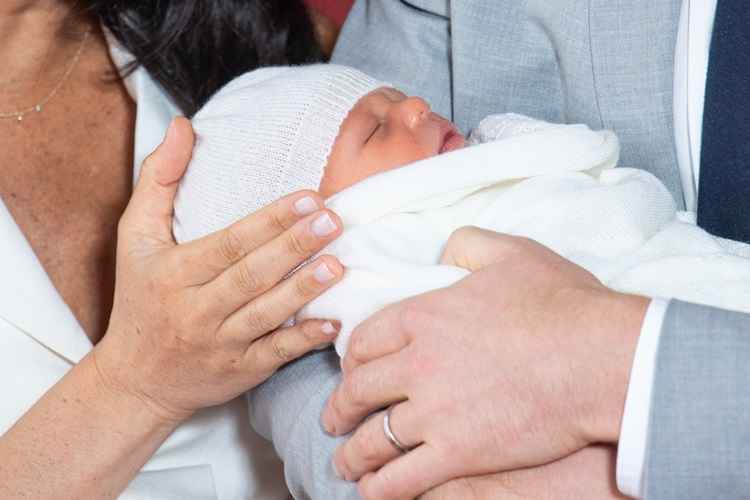 Príncipe Harry e Meghan apresentam filho, Archie Mountbatten-Windsor