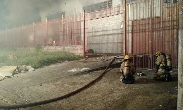 Cerca de 12 metros quadrados ficaram destruídos com a ação do fogo. Com a chegada do Corpo de Bombeiros, as chamas foram controladas