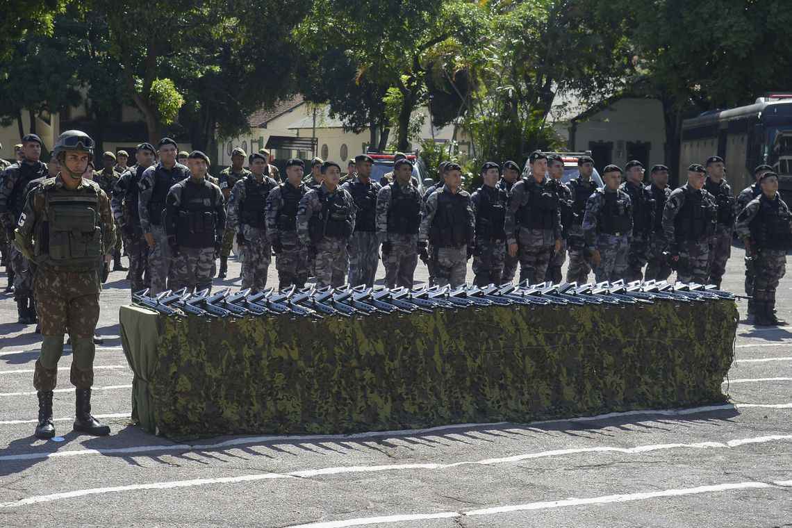 Armamentos são do modelo calibre 7,62 mm e possuem capacidade para 20 munições. Entregas já haviam sido acertadas durante período da intervenção federal na Segurança Pública do estado