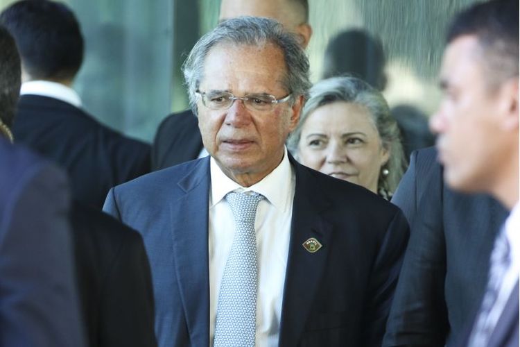 O ministro da Economia, Paulo Guedes, fala à imprensa após reunião no ministério com o presidente Jair Bolsonaro.