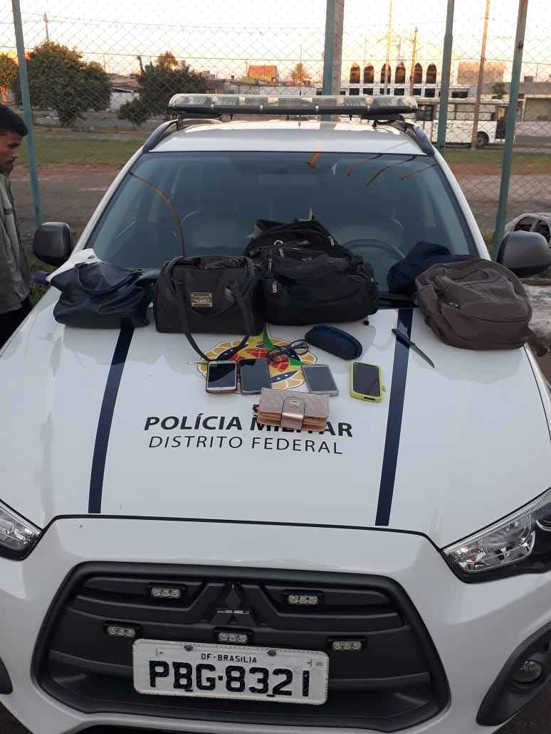 Com os acusados, policiais encontraram bolsas e celulares