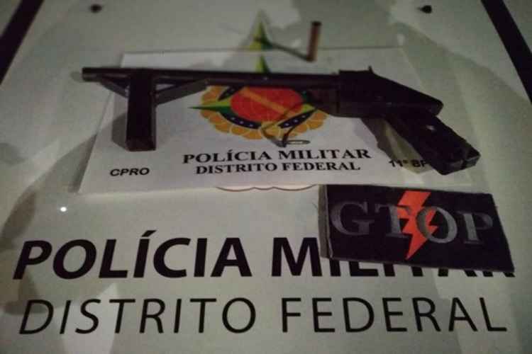 Os policiais contataram que a arma é de fabricação caseira