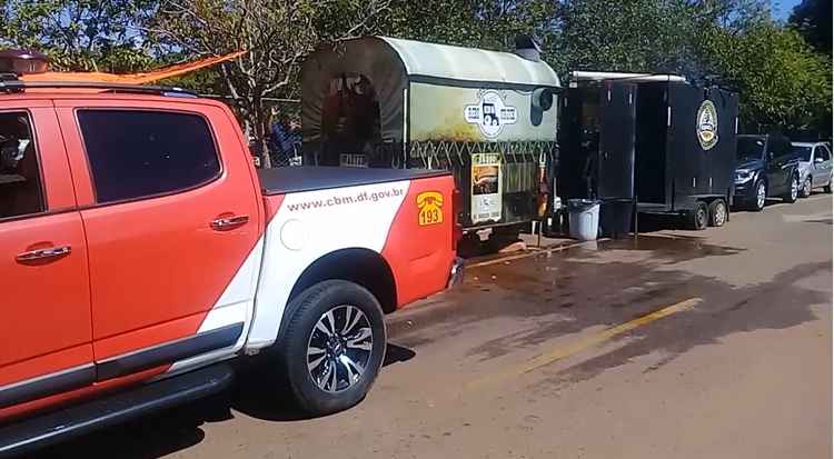 As chamas atingiram um food truck no estacionamento da Câmara