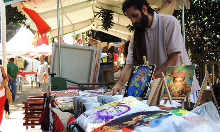 homem com produtos expostos