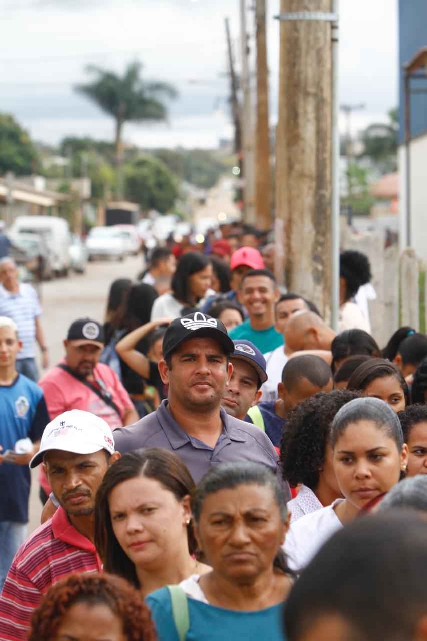 Centenas de candidatos dormiram na fila, ao saber das vagas, e mais milhares apareceram na manhã desta sexta-feira (17)