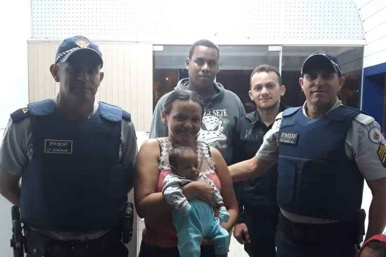 Família e policiais se reencontram três dias depois do salvamento do bebê Davi Luca