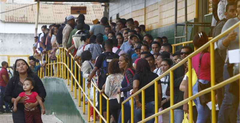 Alguns concorrentes às vagas passaram mais de 24 horas esperando o início das entrevistas