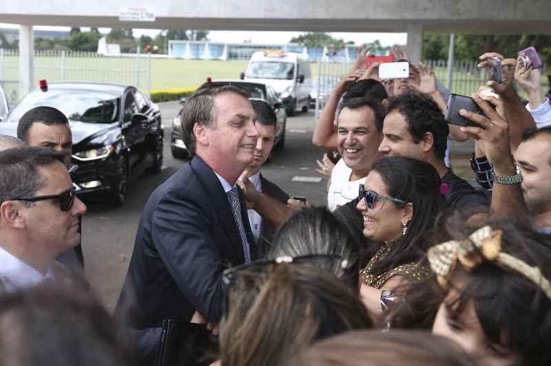 Jair Bolsonaro cumprimenta apoiadores na saída do Alvorada: acusado de jogar a sociedade contra o parlamento