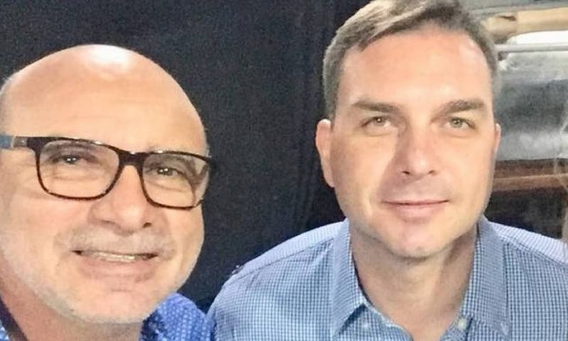 Flávio Bolsonaro com o  assessor Fabrício Queiroz