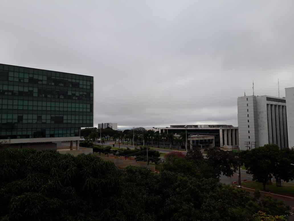 Dia amanheceu nublado e com névoa. A temperatura mínima foi de 14°C