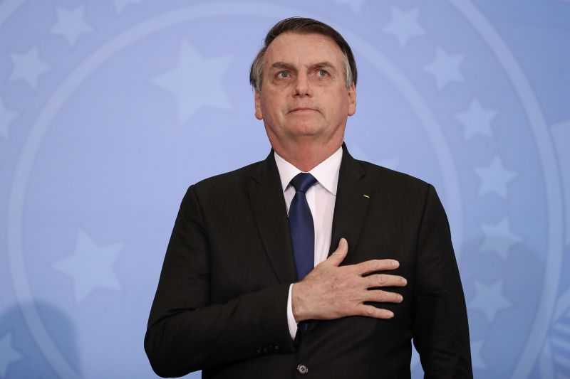 Bolsonaro tirou fotos com um grupo de uma escola da capital federal, que fazia um passeio cívico pela cidade.