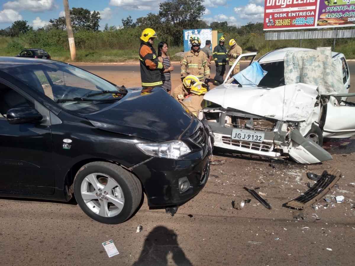 Duas pessoas estavam no Fiat/Uno: o motorista morreu e uma passageira conduzida ao hospital