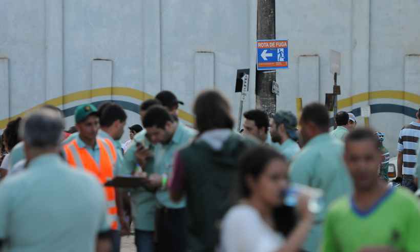 Placa indica rota de fuga em caso de rompimento de barragem em Barão de Cocais