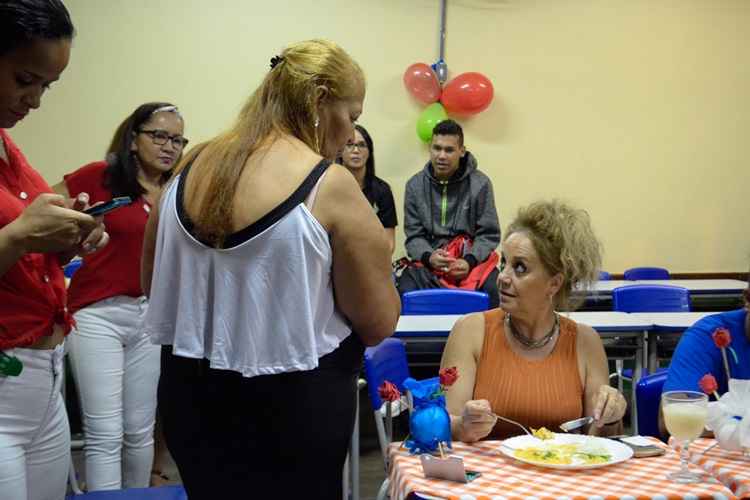 Alunos servem pratos aos jurados professores