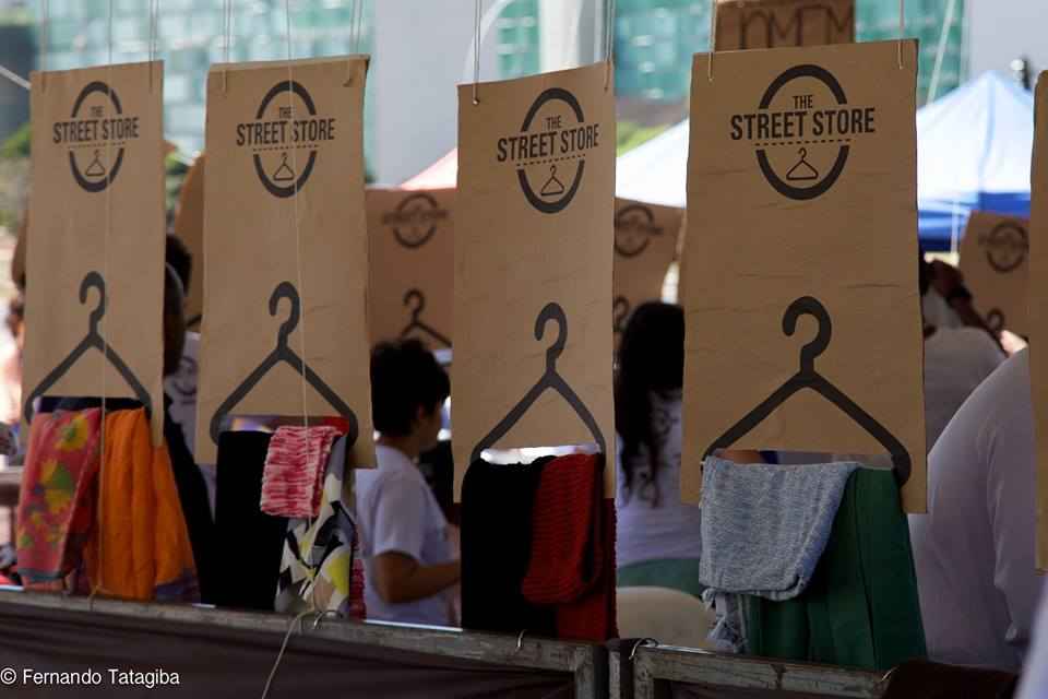 A 4ª edição do The Street Store Brasília ocorrerá no gramado do Clube do Choro, entre 9h e 13h. No evento, pessoas em situação de rua poderão ter a experiência de %u201Ccomprar%u201D em uma %u201Cloja%u201D, sem custo