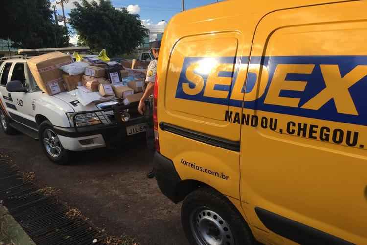 Carro dos Correios roubado é encontrado com 28 pacotes de encomendas