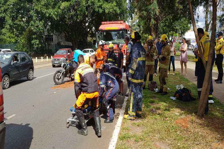 Mulher é atropelada por motociclista na W3 Norte e levada ao hospital