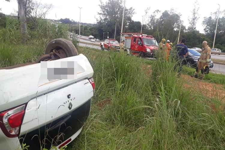 Carro foi parar no canteiro lateral da pista