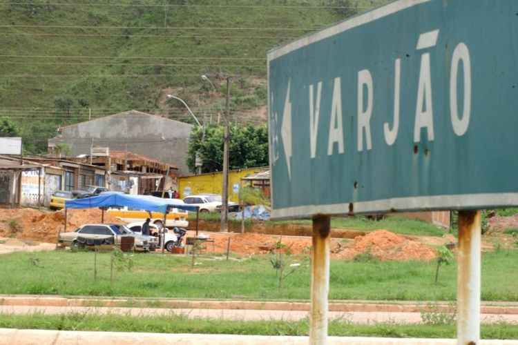 Placa do Varjão e casas ao fundo