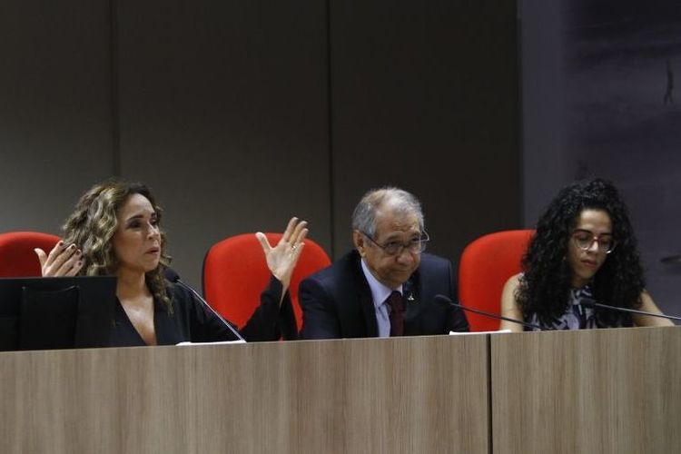 Daniela Mercury (de preto) ao lado de João Pedro Passos, Secretário de Estado do Trabalho do DF e Ana Tulie Araújo, diretora executiva da União Libertária de Travestis e Transsexuais