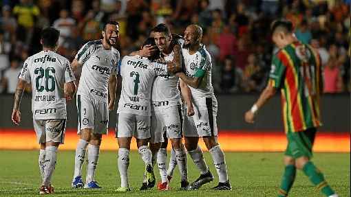 Festa para o gol de falta do meia Moisés: goleiro do Sampaio Corrêa falhou no lance decisivo da partida de ontem, no Castelão