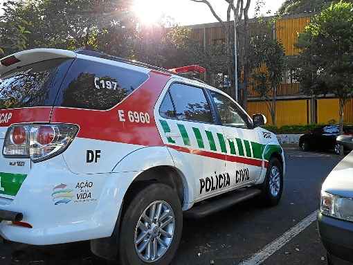 A Polícia Civil cumpriu mandados de busca e apreensão na sede do Detran, de onde os agentes saíram com malote: apuração iniciada após suspensão de pregão a ser realizado em março