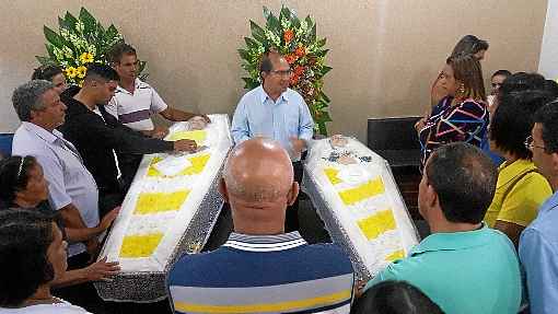 Velório de Rosângela Albernaz e Marilene Martins de Melo Neves, mortas enquanto oravam na Igreja Batista Shalom, no bairro Bela Vista