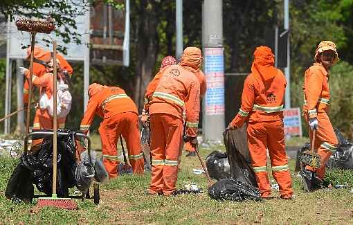 As empresas concorrem por três lotes, que preveem varrição limpeza, lavagem, catação e pintura, além da instalação e manutenção de lixeiras