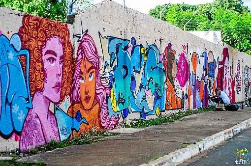 Grafite feito pelos artistas voluntários do Motirõ no CEF 507, em Samambaia