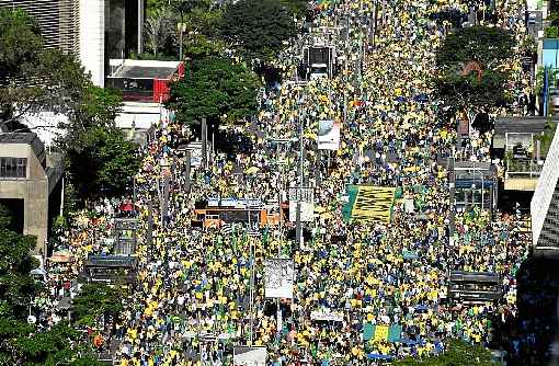 Na Avenida Paulista, no ato em prol do presidente, a PM não contabilizou o número de participantes