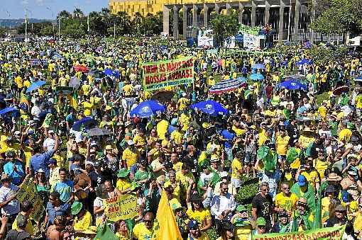 Na capital, o auge da manifestação pró-Bolsonaro foi ao meio-dia. Ato durou mais de quatro horas em frente ao Congresso