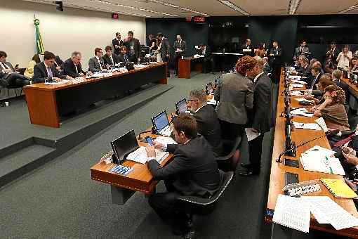 Deputados durante reunião da comissão especial que analisa a PEC com as mudanças na aposentadoria: conta do fundo solidário em xeque