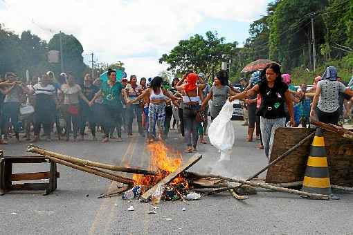 Familiares de detentos fizeram protesto durante o tumulto que estouro na hora da visita e fecharam rodovia