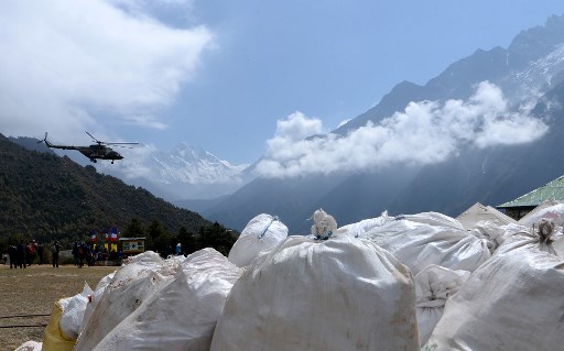 Quatro corpos e dez toneladas de lixo são retirados do Everest