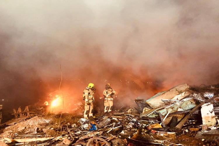 Incêndio em depósito de materiais recicláveis mobiliza bombeiros