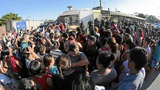 Familiares de presos buscam por notícias no Compaj, onde as mortes ocorreram por mata-leão e por estiletes feitos com hastes de escovas de dentes