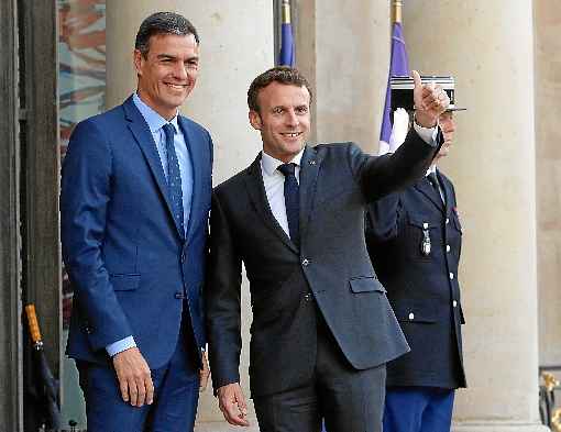 O presidente da França, Emmanuel Macron, recebe o premiê da Espanha, Pedro Sánchez: articulações em marcha pela chefia do Executivo europeu