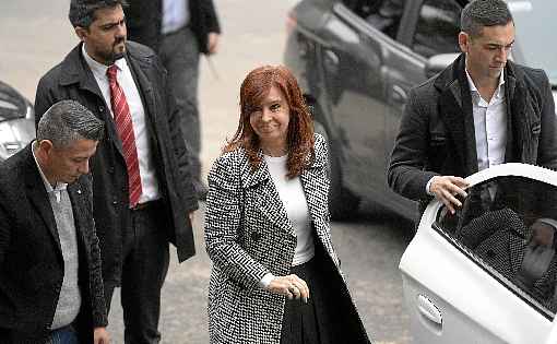 A ex-presidente Cristina Kichner chega a tribunal para segunda audiência