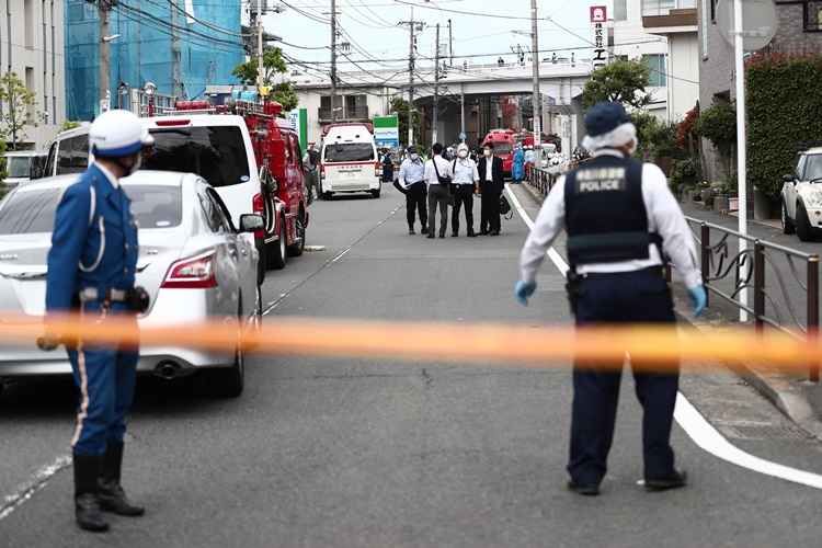 Homem com faca ataca crianças e mata uma menina e um adulto, no Japão