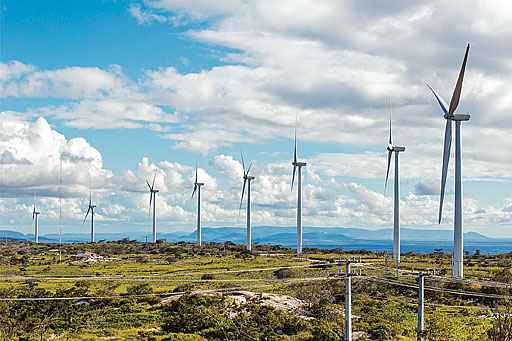 Projetos de 
energia eólica, obtida da força dos ventos, proliferam no Brasil, como no complexo Eólico Ventos de 
São Clemente