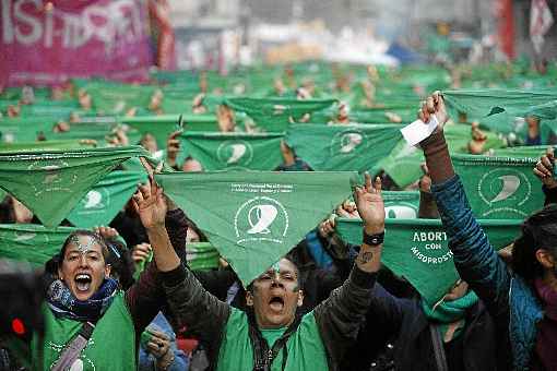 Manifestantes exibem lenços verdes para marcar a retomada da campanha pela legalização do aborto, em ato diante do Congresso, em Buenos Aires