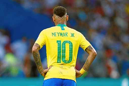 Astros das seleções masculina e feminina dão sustos antes do início das copas América e do Mundo. Neymar deixa treino com dores no joelho. Marta continua tratamento no músculo da coxa esquerda