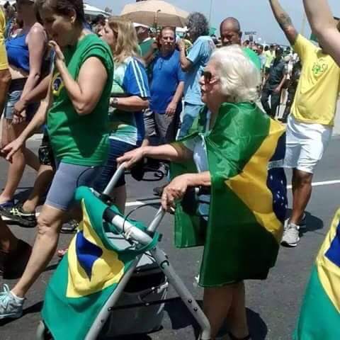 Foto de manifestação publicada por Bolsonaro é antiga e de idosa que morreu