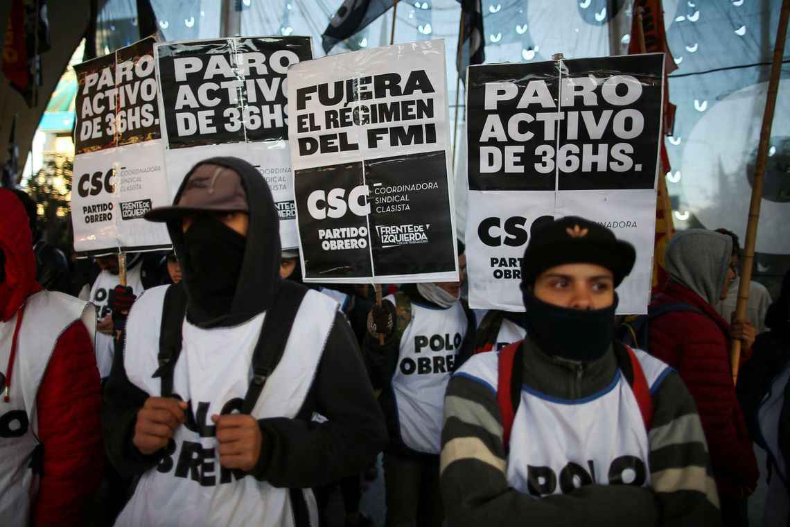 Manifestantes seguram bandeiras durante paralisação em Buenos Aires