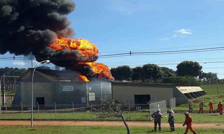 Toda a operação de combate ao incêndio do Corpo de Bombeiros, com água e espuma, durou pouco mais de uma hora