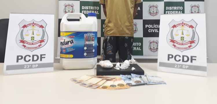 apreensão do que estava com o homem:  um galão de 5l de loló, cocaína e dinheiro em espécie