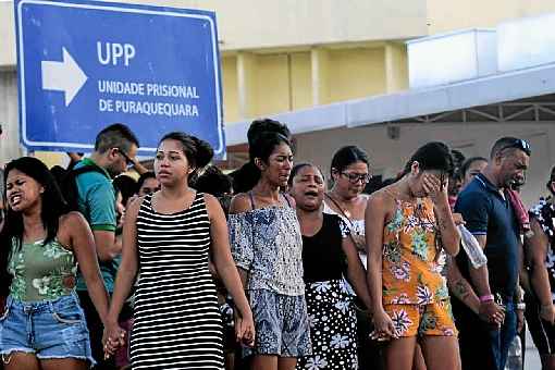 Familiares de presos assassinados na capital amazonense protestaram contra a demora na liberação dos corpos