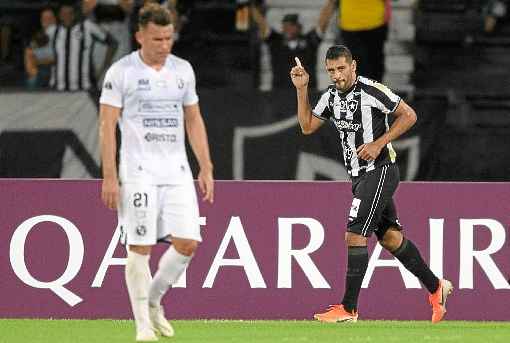 Eleito melhor jogador da partida, Diego Souza encerrou jejum de nove jogos e ainda ofereceu uma assistência