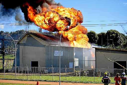 O incêndio destruiu um dos três transformadores: óleo quente pode ter provocado a combustão