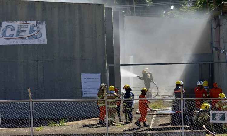 A corporação foi acionada para combater uma fumaça densa que saía do transformador que pegou fogo ontem, na Subestação 3